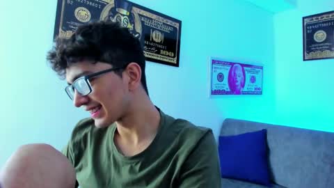Snapshot of tylerwhiite_ chatting on February 5, 2:51 am online show from February 5, 2:51 am