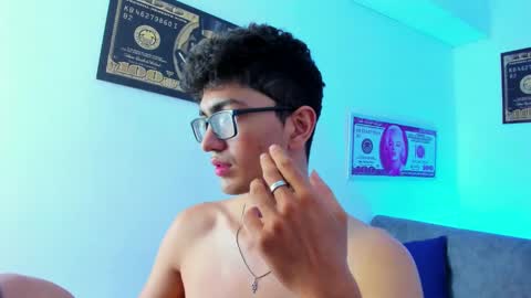 Snapshot of tylerwhiite_ chatting on February 5, 5:52 am online show from February 5, 5:52 am
