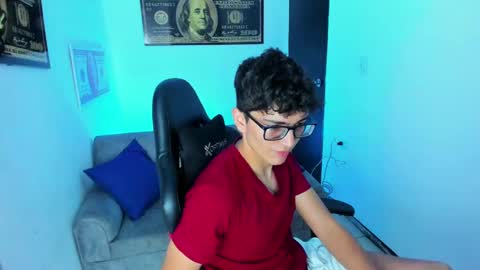 Snapshot of tylerwhiite_ chatting on February 7, 3:12 am online show from February 7, 3:12 am