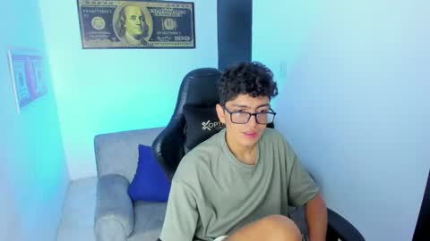 Snapshot of tylerwhiite_ chatting on February 8, 6:33 am online show from February 8, 6:33 am