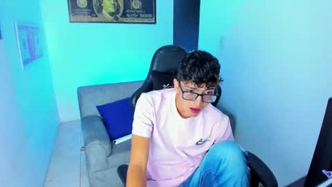 Snapshot of tylerwhiite_ chatting on February 9, 2:49 am online show from February 9, 2:49 am