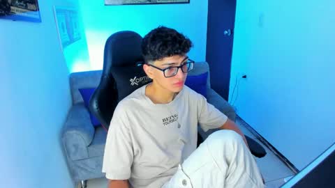 Snapshot of tylerwhiite_ chatting on February 18, 2:59 am online show from February 18, 2:59 am