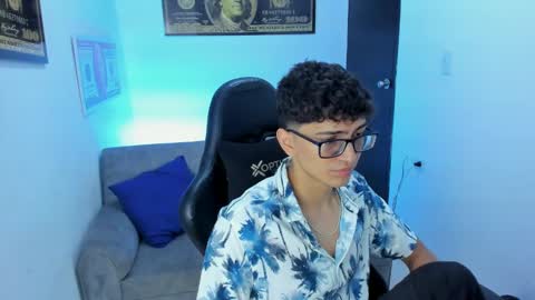 Snapshot of tylerwhiite_ chatting on February 19, 2:55 am online show from February 19, 2:55 am