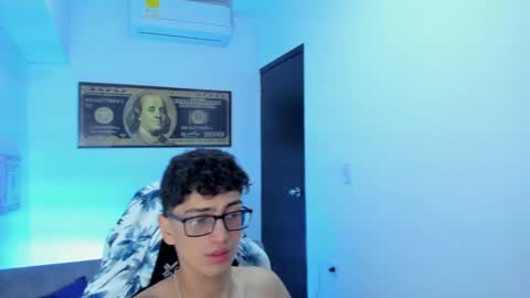Snapshot of tylerwhiite_ chatting on February 19, 6:22 am online show from February 19, 6:22 am