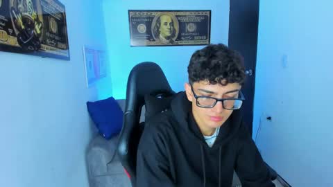 Snapshot of tylerwhiite_ chatting on February 23, 3:02 am online show from February 23, 3:02 am