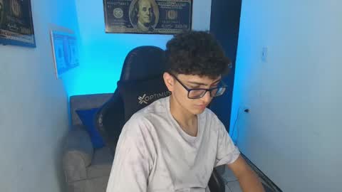 Snapshot of tylerwhiite_ chatting on February 27, 3:25 am online show from February 27, 3:25 am