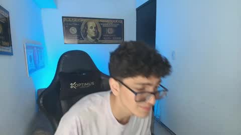Snapshot of tylerwhiite_ chatting on February 27, 6:29 am online show from February 27, 6:29 am