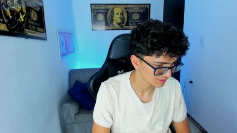 Snapshot of tylerwhiite_ chatting on March 1, 6:03 am online show from March 1, 6:03 am