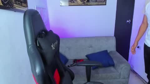 Snapshot of tylerwhiite_ chatting on March 9, 6:50 am online show from March 9, 6:50 am