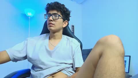 Snapshot of tylerwhiite_ chatting on September 10, 4:56 am online show from September 10, 4:56 am