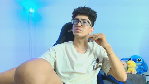 Snapshot of tylerwhiite_ chatting on October 9, 6:22 am online show from October 9, 6:22 am