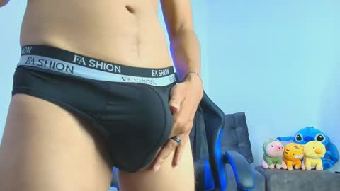 Snapshot of tylerwhiite_ chatting on October 13, 6:13 am online show from October 13, 6:13 am