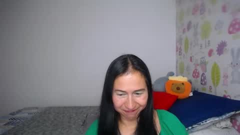 Snapshot of tyna_b chatting on May 12, 7:44 pm Tyna online show from May 12, 7:44 pm