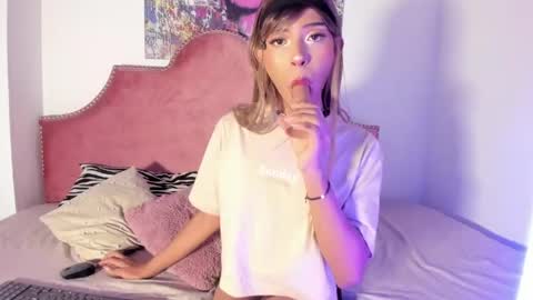 Snapshot of tyra_honey chatting on June 7, 8:34 pm Tyra pretty Honey online show from June 7, 8:34 pm