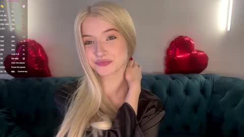 Snapshot of ulalittlepage chatting on May 3, 3:07 pm Vikki online show from May 3, 3:07 pm