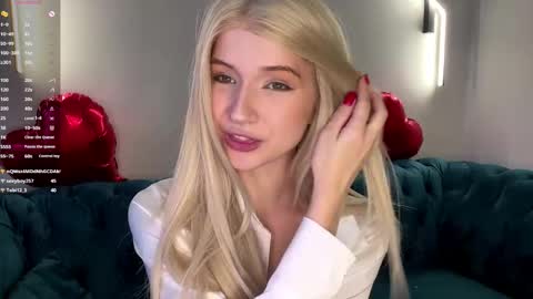 Snapshot of ulalittlepage chatting on May 5, 3:31 pm Vikki online show from May 5, 3:31 pm