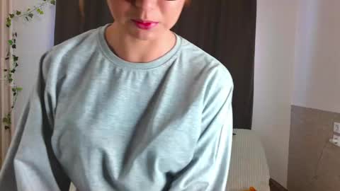 Snapshot of unforgettablehelen chatting on April 15, 10:00 am unforgettablehelen online show from April 15, 10:00 am