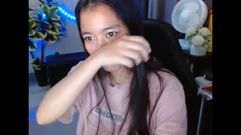 Snapshot of urasian_bella23 chatting on December 4, 1:14 am urasian_bella23 online show from December 4, 1:14 am