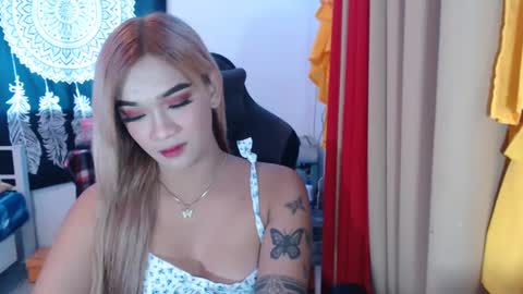 Snapshot of urasiandreamgirlxxx chatting on December 7, 6:32 am jess online show from December 7, 6:32 am