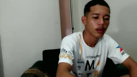 Snapshot of urdreamboy_clarin chatting on June 24, 10:03 am urdreamboy_clarin online show from June 24, 10:03 am