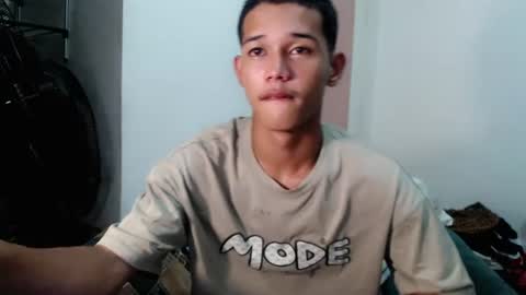 Snapshot of urdreamboy_clarin chatting on June 28, 12:11 pm urdreamboy_clarin online show from June 28, 12:11 pm