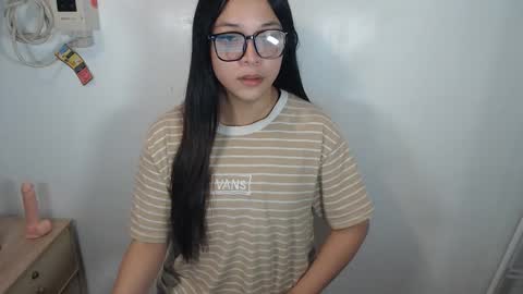 Snapshot of urhotangela chatting on February 6, 7:23 am urhotangela online show from February 6, 7:23 am