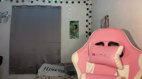 Snapshot of urhotfemboi_jayjay chatting on July 3, 9:32 pm itsjayjay online show from July 3, 9:32 pm