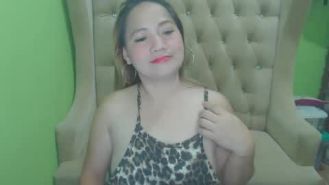 Snapshot of urhotmomzoey chatting on April 21, 6:23 pm urhotmomzoey online show from April 21, 6:23 pm
