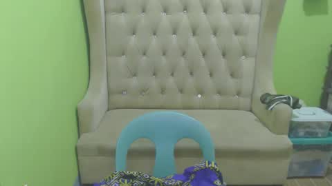 Snapshot of urhotmomzoey chatting on April 22, 7:04 pm urhotmomzoey online show from April 22, 7:04 pm