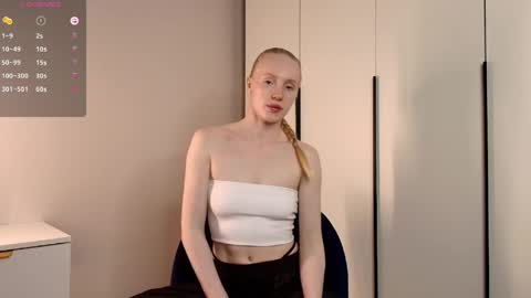 Snapshot of uriyani chatting on April 20, 4:43 pm ElizabethLizy online show from April 20, 4:43 pm