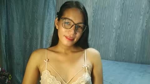 Snapshot of urpinaylovelyjuliaxxx chatting on May 28, 1:19 pm queen julia not into CHEAPGUY online show from May 28, 1:19 pm