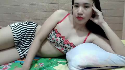 Snapshot of ursexychix_4u chatting on February 7, 8:42 pm ursexychix_4u online show from February 7, 8:42 pm