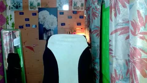 Snapshot of urunexpensivecamilla chatting on February 24, 6:33 am YOURGIRLCAMILLA online show from February 24, 6:33 am