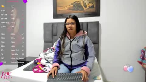 Snapshot of vahiolet_smith chatting on April 28, 3:11 am Vahiolet smith online show from April 28, 3:11 am