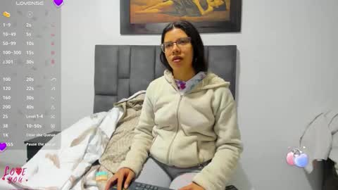 Snapshot of vahiolet_smith chatting on May 6, 2:51 am Vahiolet smith online show from May 6, 2:51 am