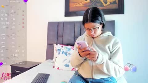 Snapshot of vahiolet_smith chatting on May 14, 3:24 am Vahiolet smith online show from May 14, 3:24 am