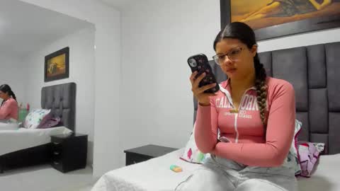 Snapshot of vahiolet_smith chatting on June 2, 3:08 am Vahiolet smith online show from June 2, 3:08 am