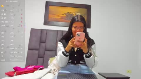 Snapshot of vahiolet_smith chatting on June 28, 12:11 pm Vahiolet smith online show from June 28, 12:11 pm
