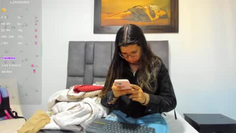 Snapshot of vahiolet_smith chatting on July 7, 12:20 pm Vahiolet smith online show from July 7, 12:20 pm