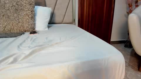 Snapshot of vaialowell chatting on February 14, 6:15 pm VaiaLowell online show from February 14, 6:15 pm