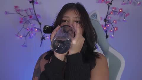 Snapshot of val_luv chatting on March 13, 1:01 am val online show from March 13, 1:01 am