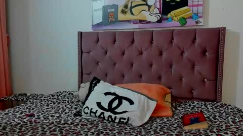 Snapshot of valen_brown chatting on February 24, 4:43 am Valentina online show from February 24, 4:43 am