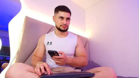Snapshot of valenssio_moretti chatting on July 2, 1:27 am valenssio_moretti online show from July 2, 1:27 am