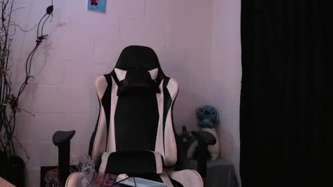 Snapshot of valent_27 chatting on December 30, 9:37 am Valentina online show from December 30, 9:37 am