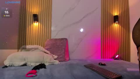 valentinaliux_ online show from March 4, 11:27 am