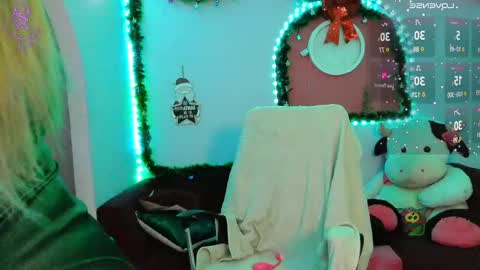 Snapshot of valentinamiller_ chatting on December 12, 9:37 pm Valentina 3 online show from December 12, 9:37 pm