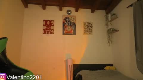 Snapshot of valentino_2201 chatting on April 23, 1:40 am Valentino - 15 OFF valentino2201 online show from April 23, 1:40 am