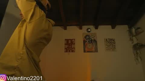 Snapshot of valentino_2201 chatting on April 25, 3:09 am Valentino - 15 OFF valentino2201 online show from April 25, 3:09 am