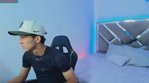 valentino_rey online show from April 15, 12:01 pm