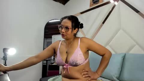 valeria_gil_ online show from April 7, 4:02 am